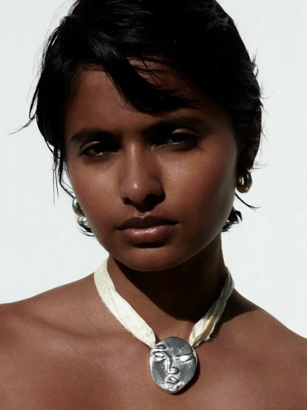 MALAIKARAISS Sil­ver Face Collier<< Necklaces